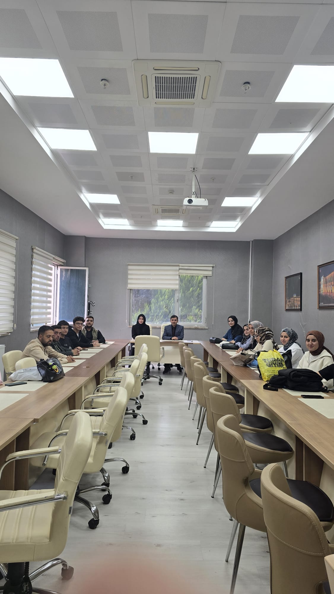 Hazırlık E Şubesi Öğrencileriyle Dekan Yardımcımız Doç. Dr. Üzeyir Köse'nin Katılımıyla Oryantasyon Toplantısı Gerçekleştirildi